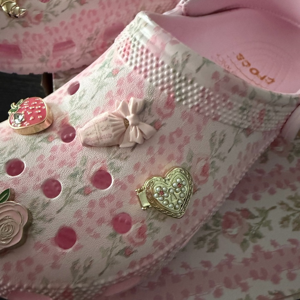 NWT 🎀 LoveShackFancy 🎀 x Crocs Pink Classic Clog size 8 - Picture 4 of 8